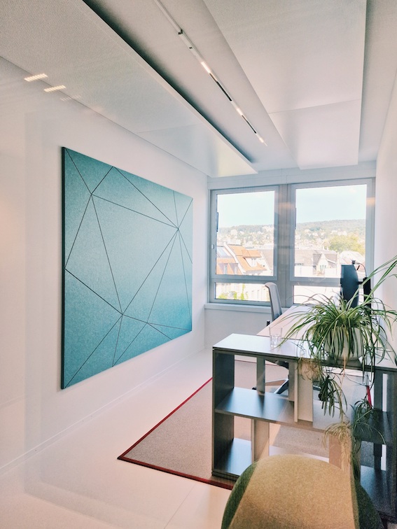 Einzelbüro in New Workspace mit blauer Impact Acoustic Wand