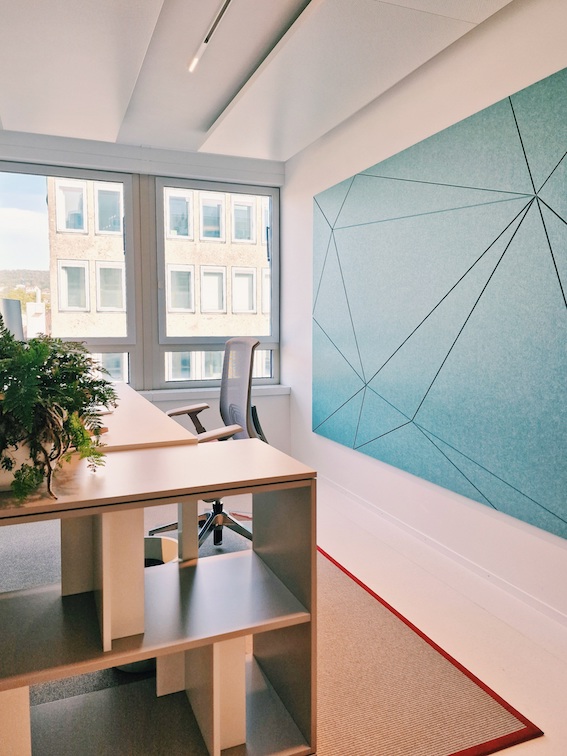 Einzelbüro in New Workspace mit blauer Impact Acoustic Wand