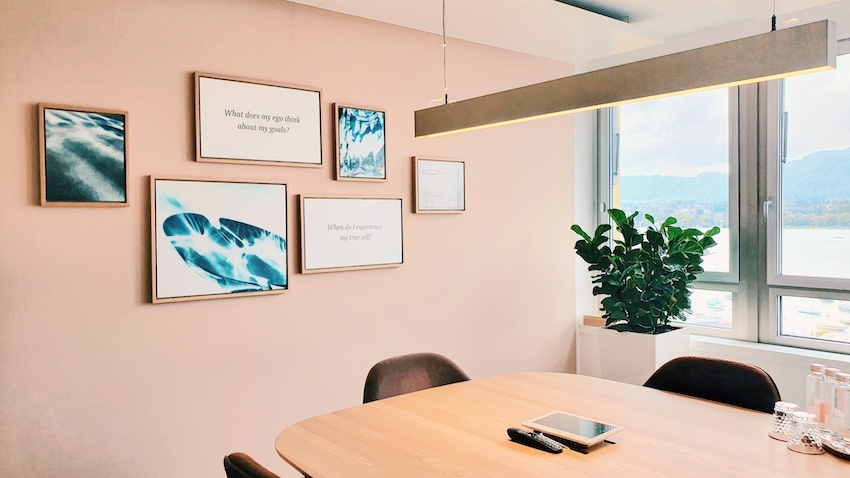 New Workspace Sitzungszimmer mit wunderschöner Bilderwand und Wandfarbe