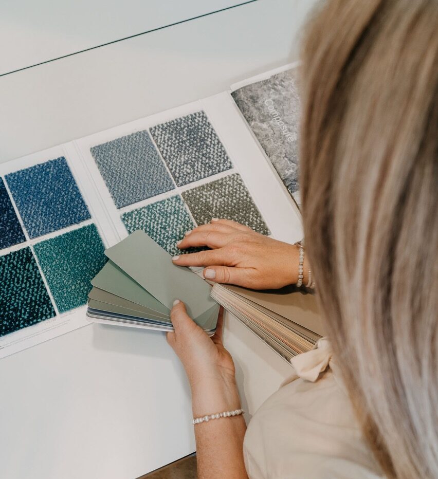 Olivia Hager wählt die Farben von Wänden, Möbel und Teppich für ein harmonisches Zusammenspiel im Büro.