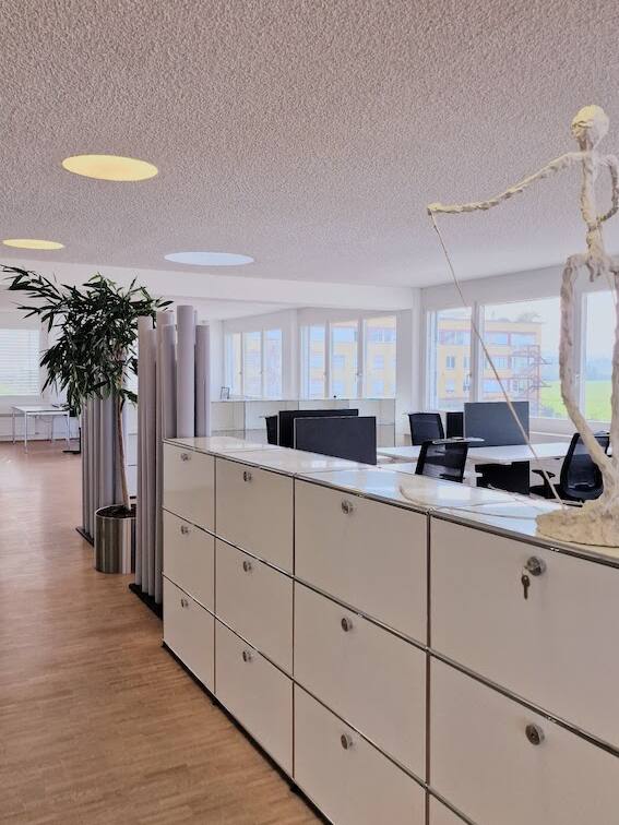 Ein Büro mit modernem Innendesign, das sich durch wiederholte Büroinnenraumgestaltung auszeichnet.