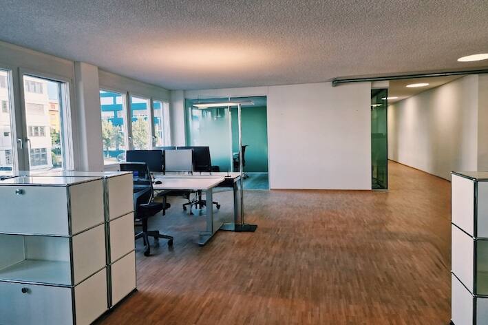 Ein Büro mit modernem Innendesign, das sich durch wiederholte Büroinnenraumgestaltung auszeichnet.
