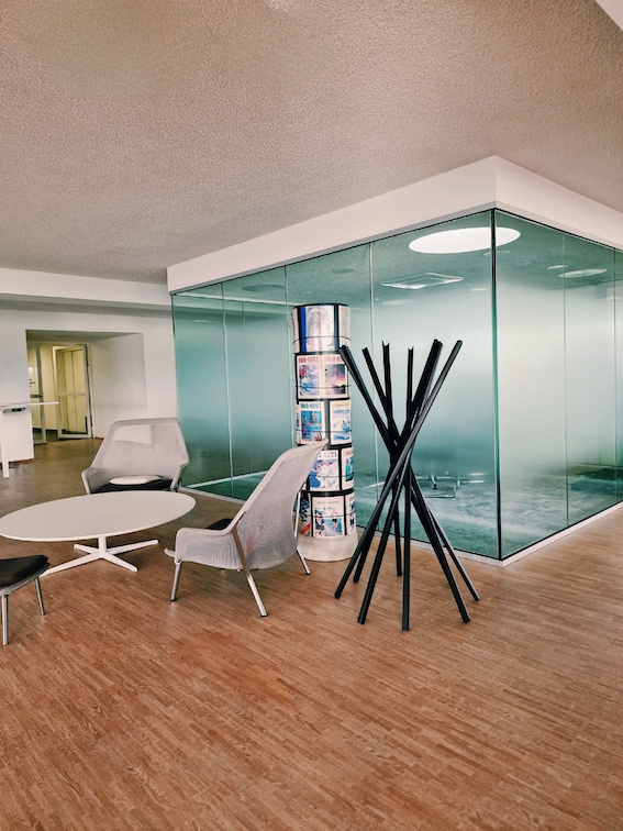 Modernes Büro mit informellen Besprechungsnischen, Vitra Sessel und Tisch.