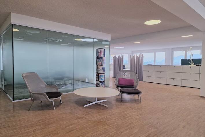 Modernes Büro mit informellen Besprechungsnischen, Vitra Sessel und Tisch.