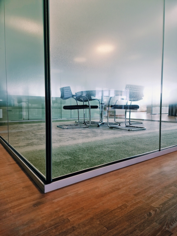 Sitzungszimmer mit beschreibbaren Glaswänden und moderner Nebelfolie auf Glasscheibe.