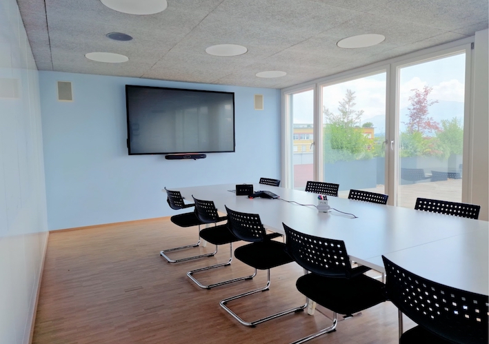 Sitzungszimmer mit blauer Wand für einen kühlen Kopf und Vitra Swingern und Screen