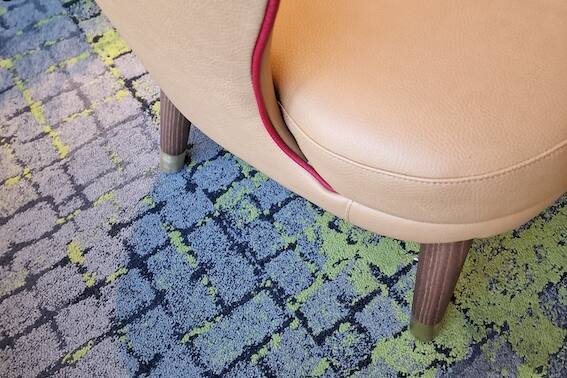 Referenzprojekt Sonnhalde Sessel mit Stick und Teppichdetail