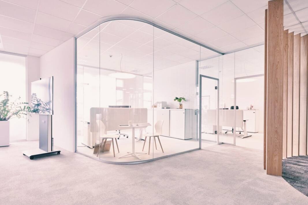 Meetingraum in modernem Bürokonzept bei Sedus Dogern mit zahlreichen verschieden Arbeitsmöglichkeiten.